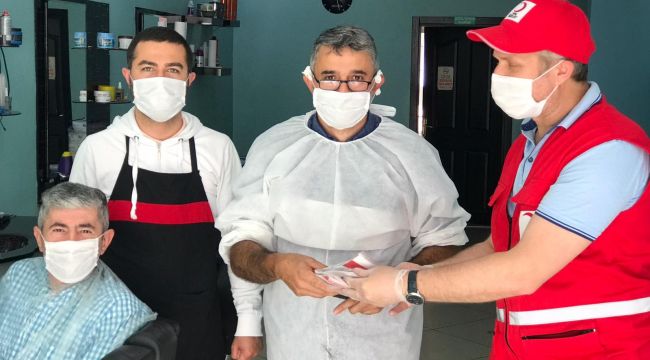 - Kızılay berber ve kuaför salonlarına maske dağıttı