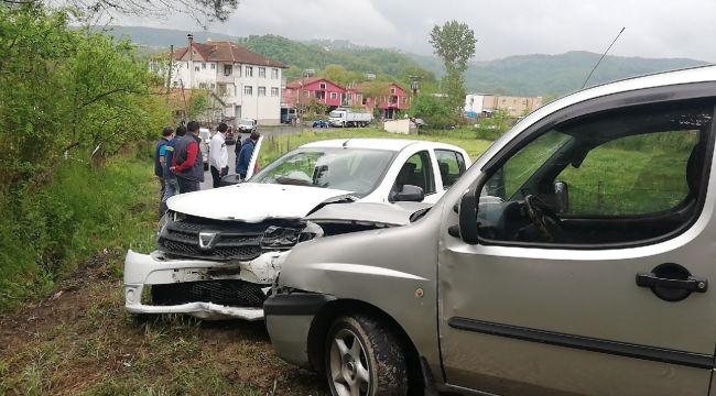 - Otomobil ile hafifi ticari kamyonet kafa kafaya çarpıştı: 6 yaralı