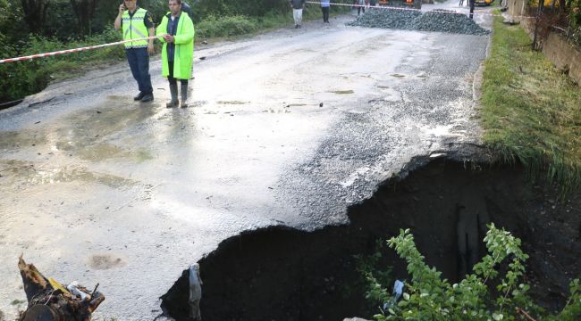  Aşırı yağışla yol çöktü, 7 köyün beldeye ulaşımı uzadı