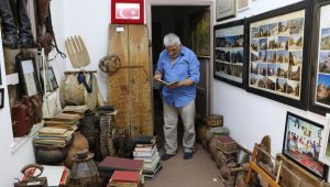 Çevreden topladığı tarihi kalıntılarla köyde müze açtı