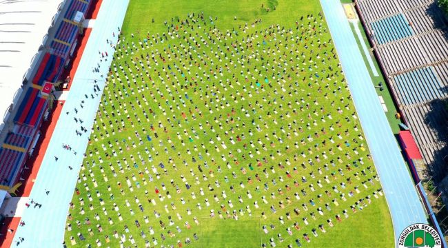 Zonguldak'ta Cuma namazı stadyum'da kılındı