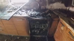 Mangal yaptığını sandıkları komşularının mutfağı yandı