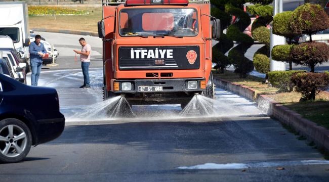 CADDE VE SOKAKLAR DEZENFEKTE EDİLİYOR.