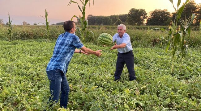 - Yedikleri karpuzdan çıkan çekirdekleri dikip, karpuz bahçesi yaptılar