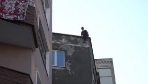  5 katlı binanın çatısına çıkarak intihara kalkıştı