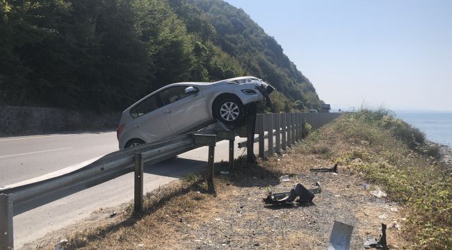 - Otomobil, demir korkulukların üzerine çıktı