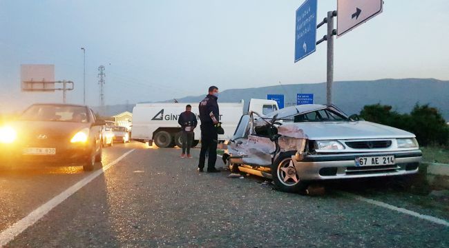 Su tankerinin çarptığı otomobilde sıkıştılar