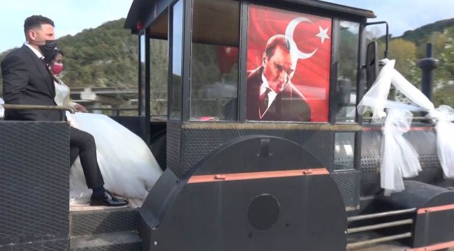 - Düğünlerine kara tren görünümlü traktörle gittiler