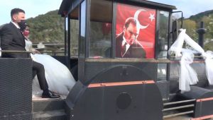 - Düğünlerine kara tren görünümlü traktörle gittiler