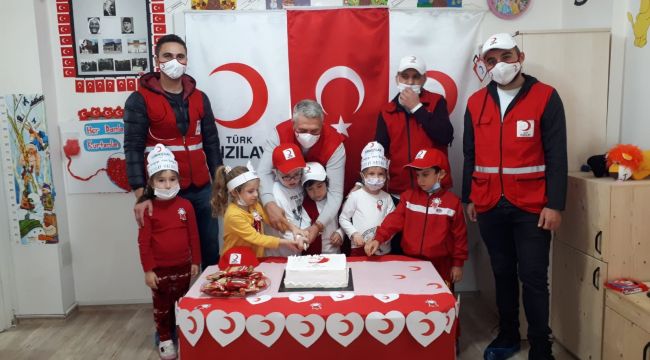 Minikler Kızılay Haftası’nı pasta keserek kutladı
