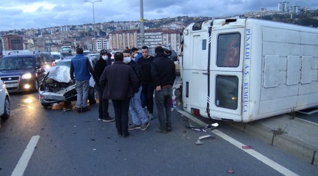 - Otomobille çarpışan minibüs devrildi; 1 yaralı