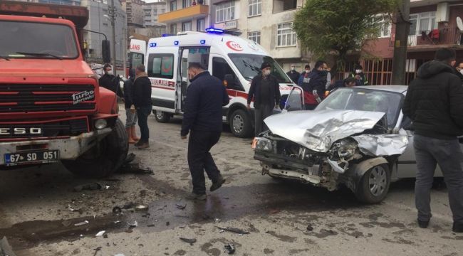 Kamyon ile otomobil kafa kafaya çarpıştı: 3 yaralı