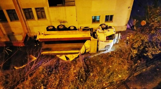 Kontrolden çıkan kamyon okul bahçesine uçtu