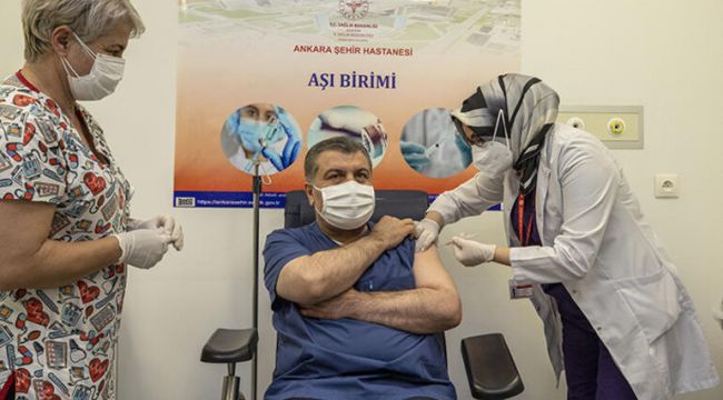 Sağlık Bakanı Koca canlı yayında koronavirüs aşısı oldu