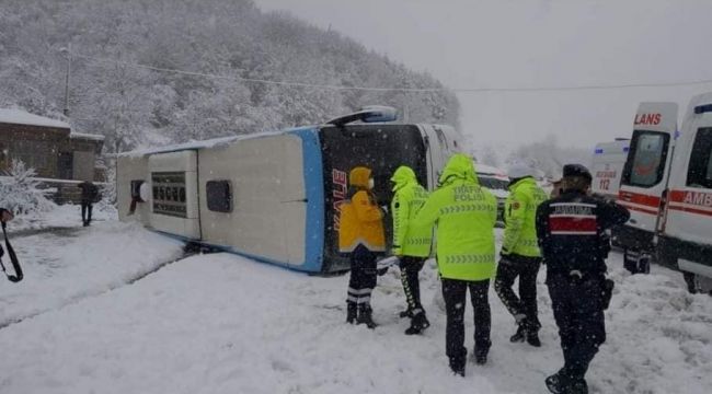 YOLCU OTOBÜSÜ DEVRİLDİ: 16 YARALI