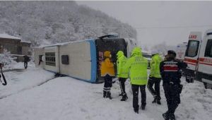 YOLCU OTOBÜSÜ DEVRİLDİ: 16 YARALI