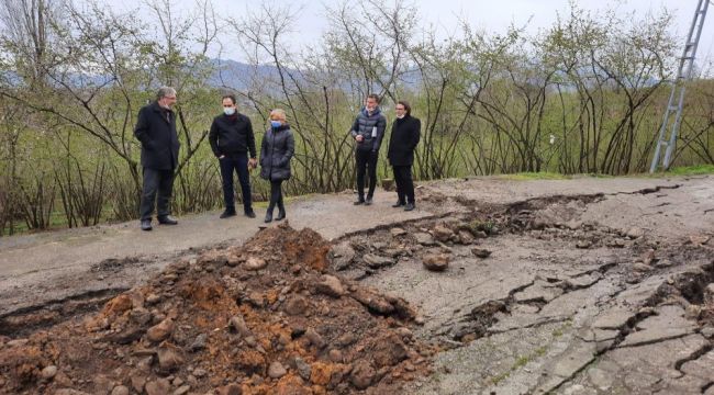 Aşırı yağışlar nedeniyle yolda göçük ve derin çatlaklar meydana geldi
