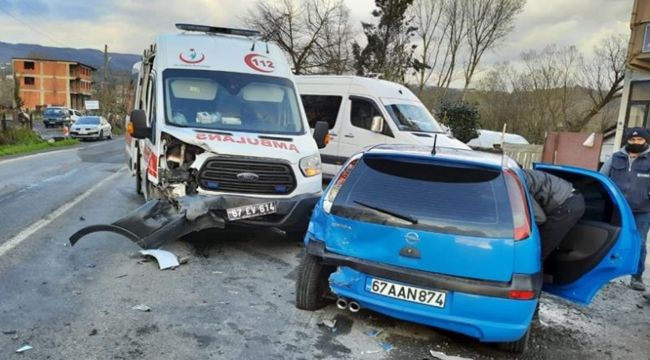 Ambulans ile otomobil çarpıştı