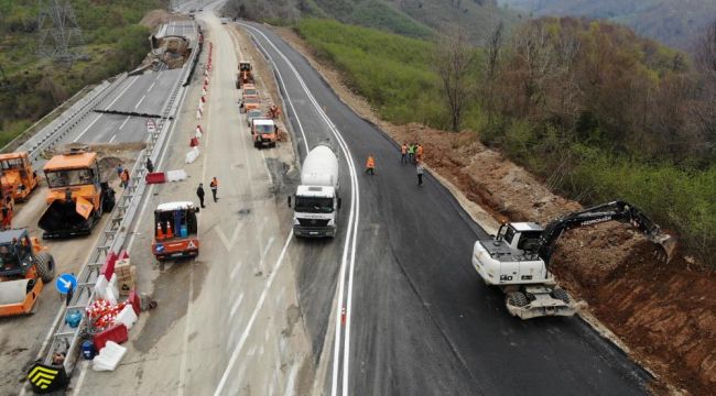 Heyelan meydana gelen yoldaki çalışmalar havadan görüntülendi