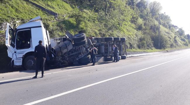 - Tır devrildi, tonlarca mıcır yola saçıldı