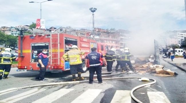 Sigara, karton yüklü aracı tutuşturdu