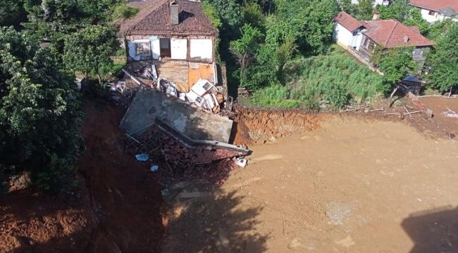 - Yoğun yağışta toprak kayınca ev çöktü