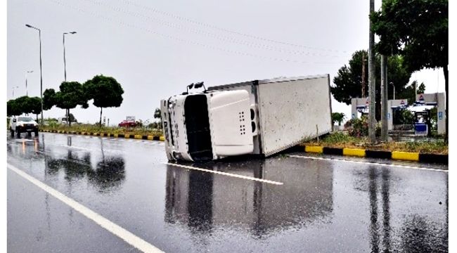 Ambalaj yüklü kamyonet devrildi