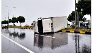 Ambalaj yüklü kamyonet devrildi