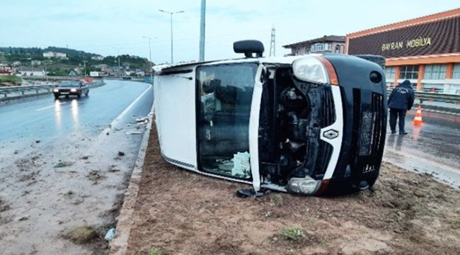 Minibüs kaygan zeminde devrildi: 1 yaralı