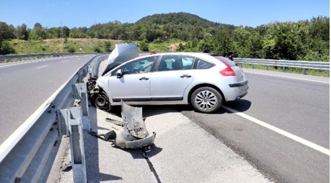 Yoldan çıkan otomobil bariyerlere çarptı: 4 yaralı