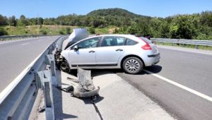 Yoldan çıkan otomobil bariyerlere çarptı: 4 yaralı