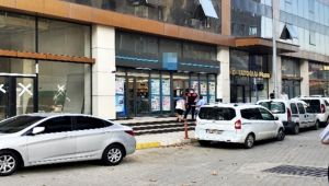 Markete giren müşteri 2 görevliyi darp etti