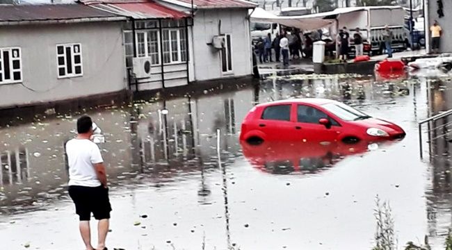 Pazar alanı sular altında...