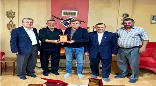 Festivalde derece alan çiftçiye plaket