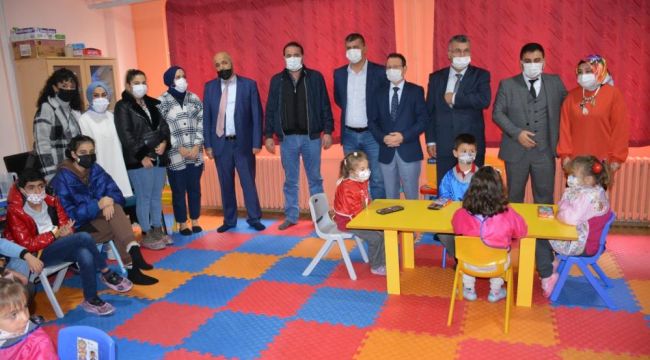 - Üniversite öğrencileri köy okulundaki kardeşlerini unutmadı