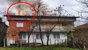 Zonguldak'ta iki katlı köy evinin çatısında yangın