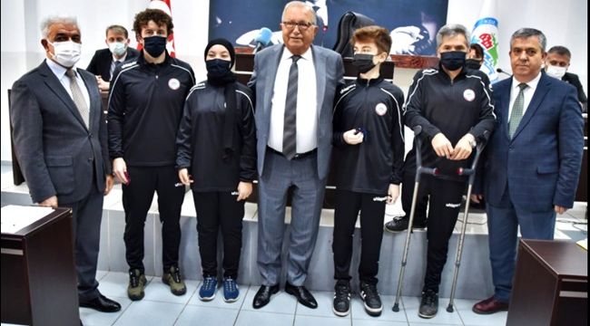 Belediye Meclisinde ödüllendirildiler