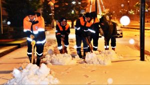 KALDIRIMLAR KARDAN TEMİZLENİYOR