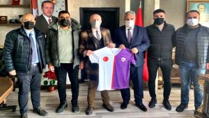 Kaymakam Yapıcı'ya belediye spor forması