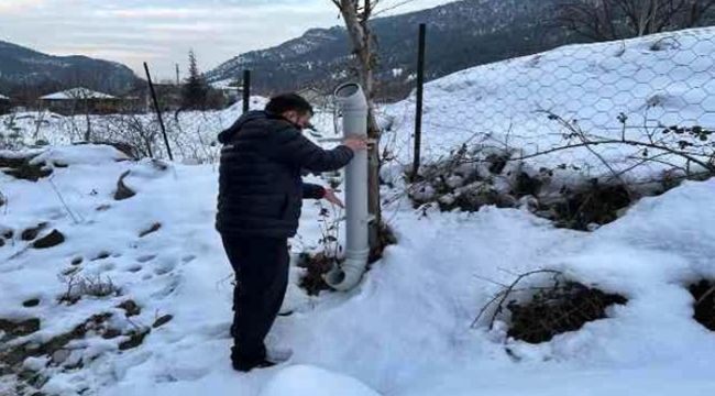 Borulardan mama kabı yaparak sokak hayvanlarını beslediler