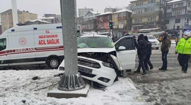 Savruldu, direğe çarptı...