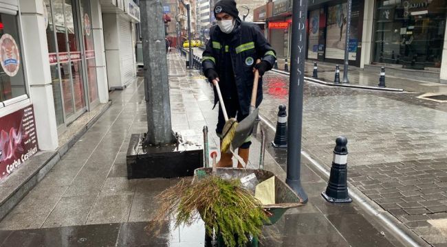 Temizlik görevlisi 4 çocuğun geleceğine destek veriyor