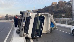 - Bariyerlere çarpan kamyonet yan yattı