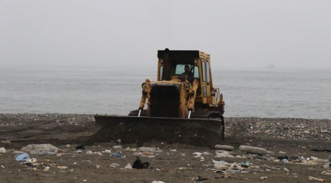  Çevre felaketinin yaşandığı sahilde temizlik çalışması başlatıldı