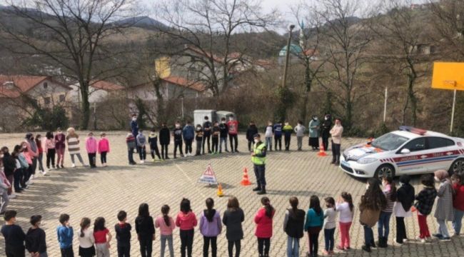 - Jandarmadan ilkokul öğrencilerine trafik eğitimi