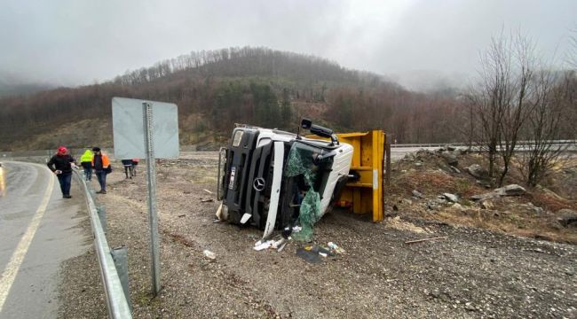 Kamyon demir bariyerlere çarparak devrildi: 1 yaralı
