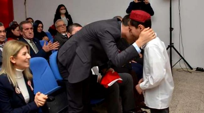 SURİYELİ ve AFKAN ÖĞRENCİLERDEN KAYMAKAMA TÜRK BAYRAĞI (Foto galeri)