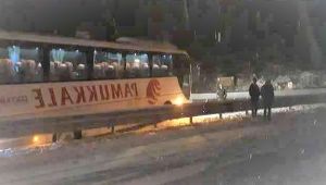 Yoldan çıkan otobüs bariyerlere çarptı