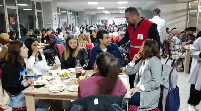 Kızılay gönüllüsü 200 genç iftarda buluştu