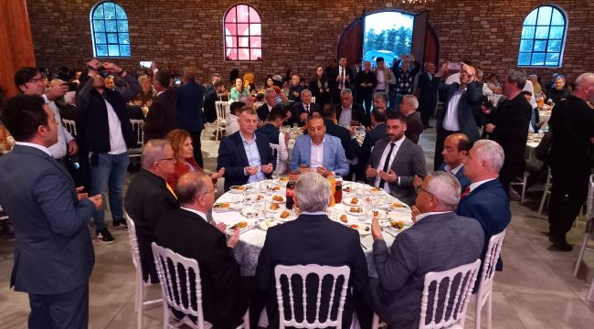 Siyaset ve iş camiası iftarda bir araya geldi 